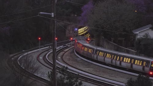 Ein Zug fährt bei Einbruch der Nacht in einen Tunnel