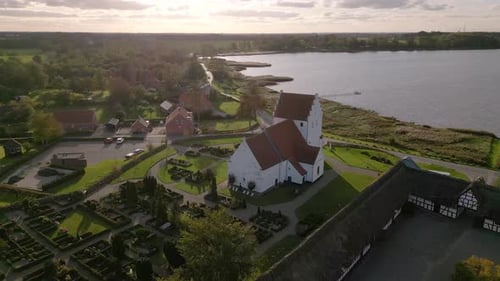 Luftbild einer Kirche am Meer an einem sonnigen Tag