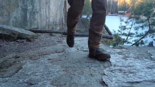 Nahaufnahme von Wanderschuhen, Spaziergängen entlang der Klippe