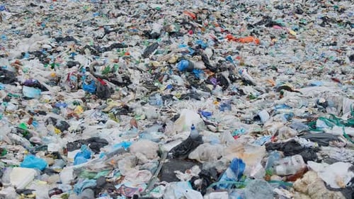 Botellas y bolsas de plástico que contaminan el océano