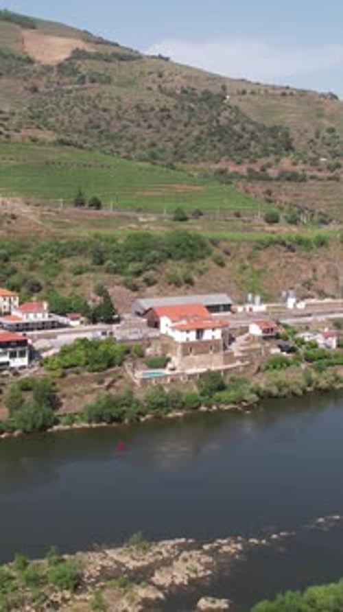 Pequeño pueblo en el río