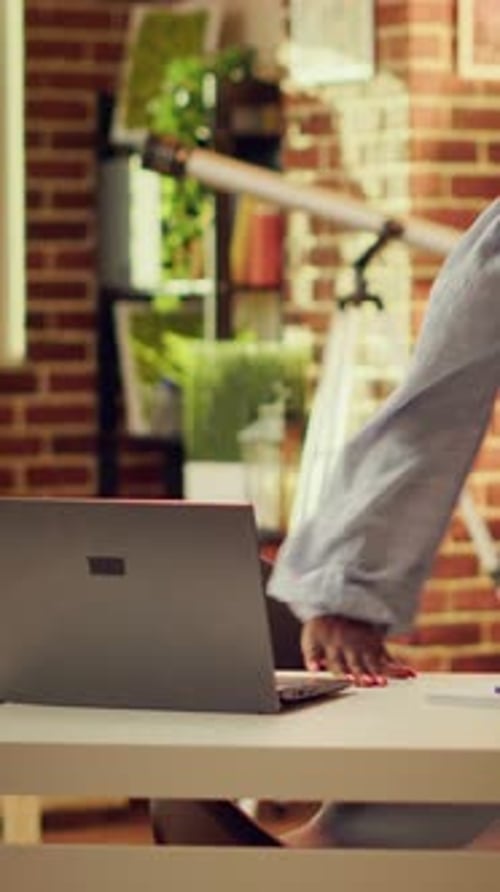 Vidéo verticale Un travailleur afro-américain commence sa journée de travail
