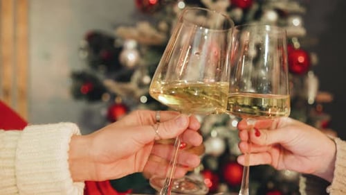 Um brinde comemorativo alegre e reconfortante acontece em frente a um festival lindamente decorado