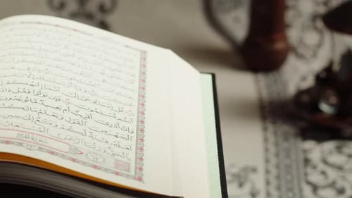 Closeup do livro do Alcorão orando sobre religião islâmica