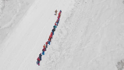 Luftbild des Bergsteigerteams beim Aufstieg zum Alp Camp of Summit