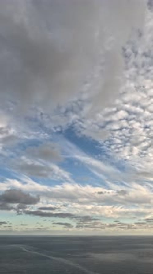 Timelapse : cumulus moelleux se déplaçant dans un ciel lumineux au coucher du soleil, nature aérienne abstraite, océan d'été