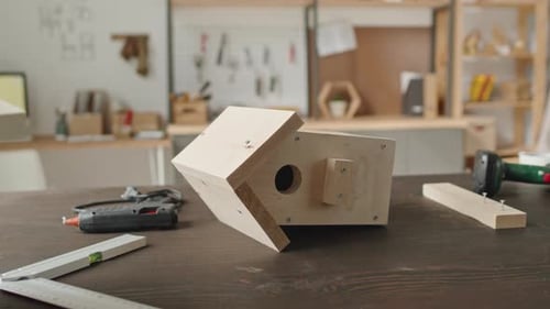 Nichoir à oiseaux en bois sur établi