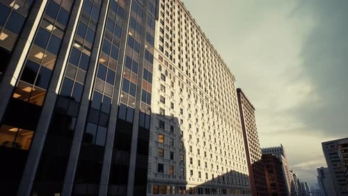 Interiores resplandecientes vistos sobre una arquitectura urbana vibrante y sombras