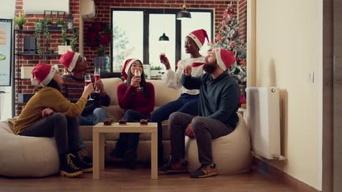 Groupe multiethnique de personnes buvant des verres de vin