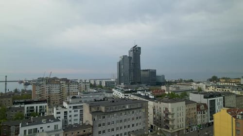 Vue aérienne sur les toits d'appartements à plusieurs étages et d'immeubles commerciaux près de la côte de la mer Baltique à Gdy