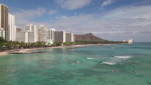 Surfistas pegando ondas, Praia de Waikiki, Honolulu, HI