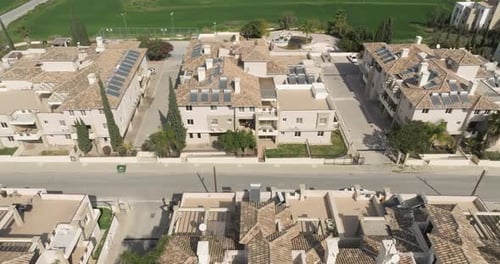 Wohnanlage mit Privathäusern und grünen Straßen aus der Luft