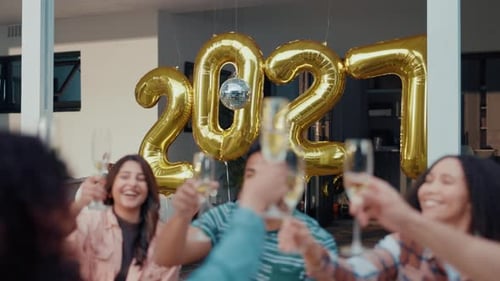 Brinde, ano novo e pessoas com balões, comemoração ou união com o feriado