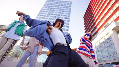 Aufregende Breakdance-Szene mit talentierten Darstellern, die ihre Hip-Hop-Tanzfähigkeiten unter Beweis stellen