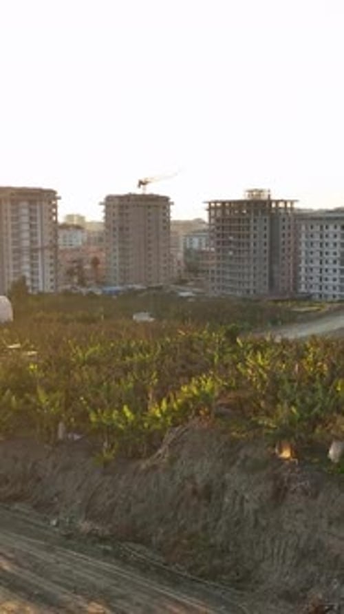 Vídeo vertical: La construcción narra una vista aérea de sitios de construcción y apartamentos de alta gama