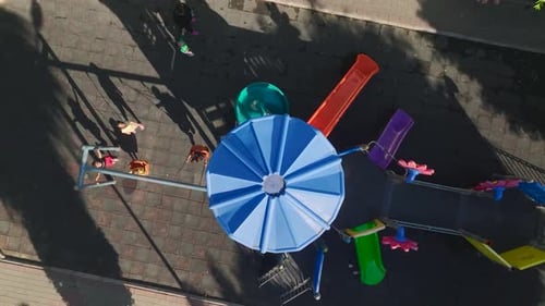 Luftaufnahme eines lebendigen Kinderspielplatzes aus der Vogelperspektive