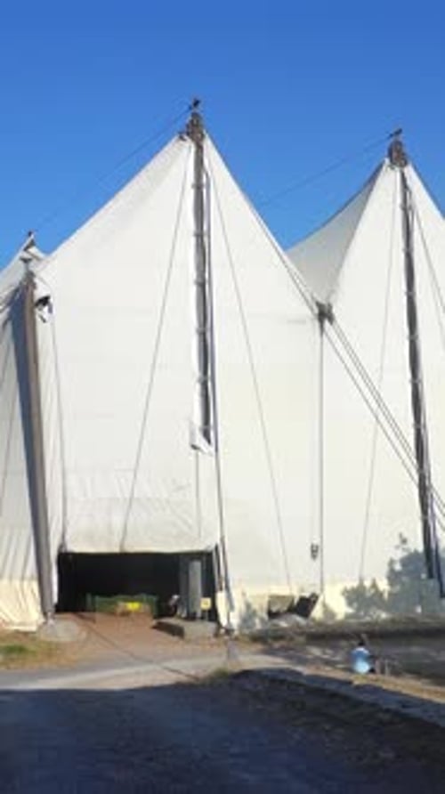 Carpas protectoras que albergan el antiguo templo de Apolo Epicuro en Bassae