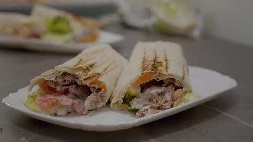 Köstlicher Lavash-Kebab auf einem Teller, fertig zum Genießen