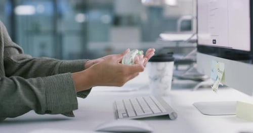 Mulher, mãos e desinfetante no computador para desinfecção, higiene ou bactérias
