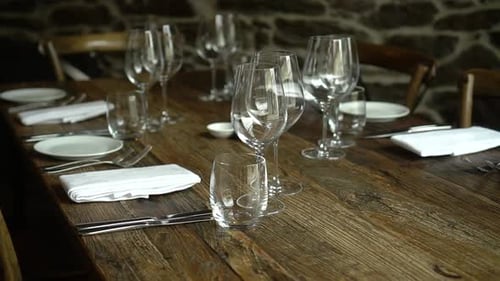 SLOWMO - Configuration de la table dans un restaurant de luxe
