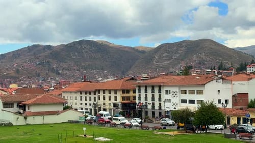 Qorikacha, Sonnentempel, Blick auf Cusco, Stadtbild, Catedral del Cuzco, Peru, Peru, Autos, Verkehr, Hauptstraße