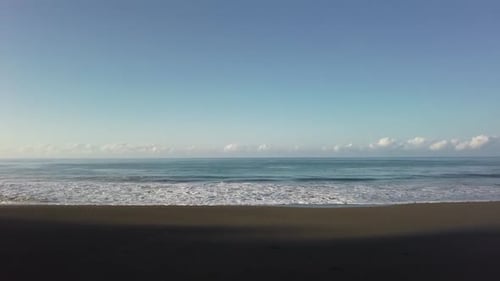 Möwen ziehen vorbei über Wellen, die sich im Meer zerquetschen