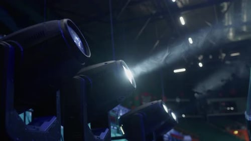 Projecteurs à faisceaux coulés illuminant l'arène avec une lueur brillante