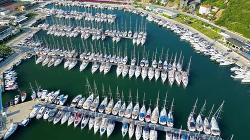 Drohnenansicht von Booten im Hafen
