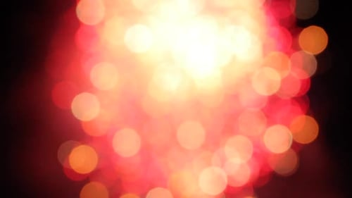 Fogos de artifício vermelhos explodem no céu em 4 de julho