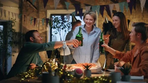 Equipe do Party Clinking Bottles comemorando o aniversário da empresa, colegas de trabalho bebendo