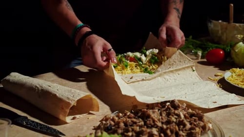 Der Mensch bereitet köstlichen Shawarma aus frischen Zutaten zu
