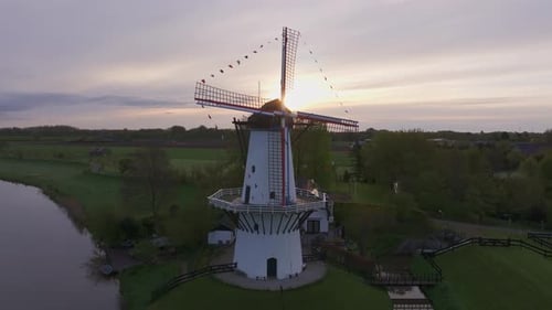 Vue aérienne du moulin à vent de Vlinder et de la rivière Linge au lever du soleil, Pays-Bas.