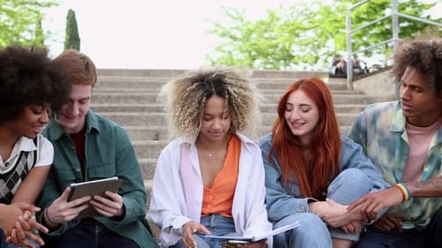 The students are studying in the garden, the young people are spending time together. Reading books,