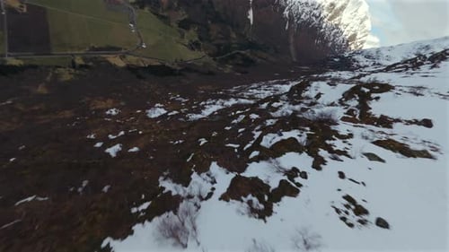 Paysage du versant de la montagne norvégienne et de la vallée alpine