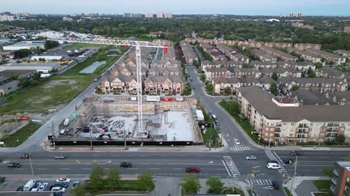 Grúa en el sitio de construcción de un desarrollo de condominios que construye más unidades residenciales durante la oferta de viviendas