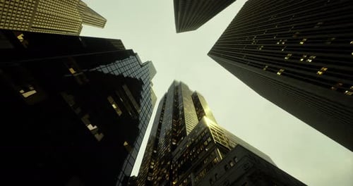 Horizonte urbano con edificios imponentes que reflejan la luz del atardecer