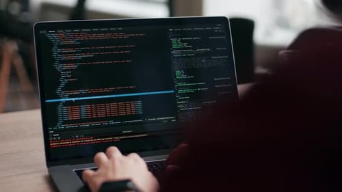 Nahaufnahme von Freelancers Händen, die Code auf der Laptop-Tastatur eingeben, rutscht um die des Entwicklers