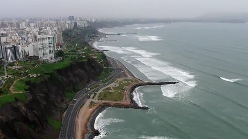 El distrito de Miraflores en Lima, Perú, visto desde un Zumbido, toma fija de la costa