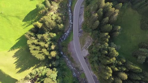 Vista de drone da estrada entre o prado