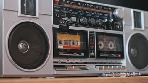Mit dem Finger drücken Auf der Boombox abspielen
