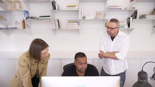 Geschäftsleute treffen sich im Büro und sprechen am Computer, 35-39 Jahre
