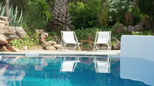 Schwimmbad umgeben von einem paradiesischen Garten