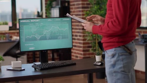 Finanzmakler analysiert den Aktienmarkt am Computer