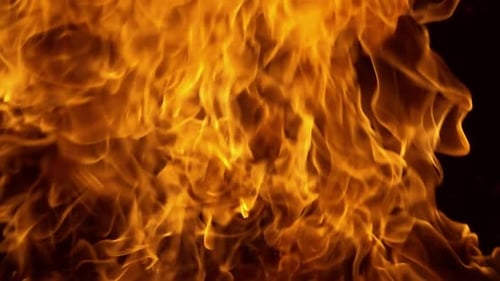 Flammes de feu sur fond noir au ralenti