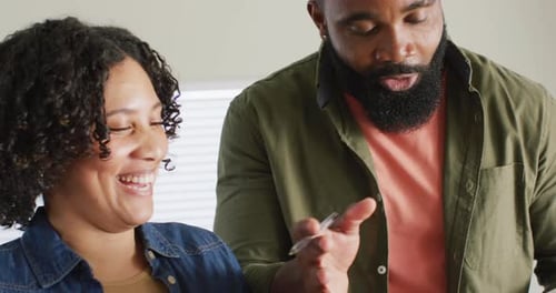 Des amis masculins et féminins heureux et diversifiés discutant, travaillant ensemble à la maison, Ralenti