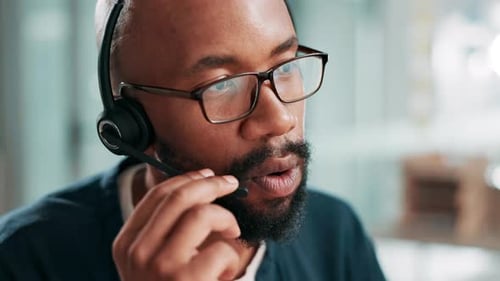 Callcenter, sprechender und schwarzer Mann helfen mit Headset für den Kundenservice