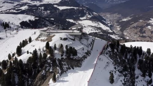 Luftaufnahme von Menschen beim Skifahren und Snowboarden auf einem Hügel, Skigebiet.
