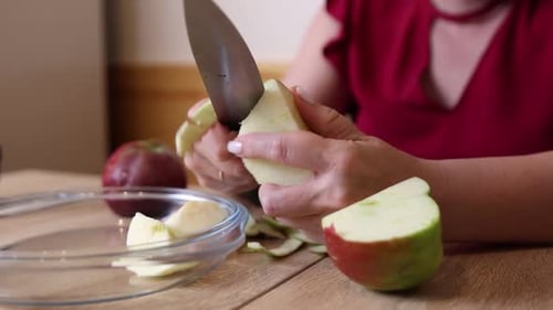 08 1Peel the apples and cut them into pieces with a knife.
