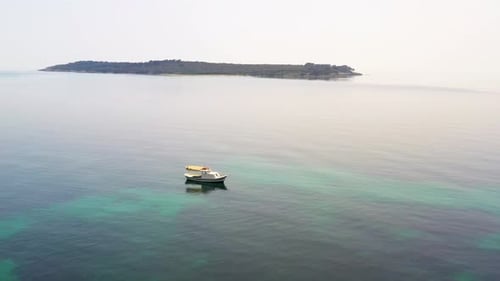 Barco à vela nas águas azuis do mar
