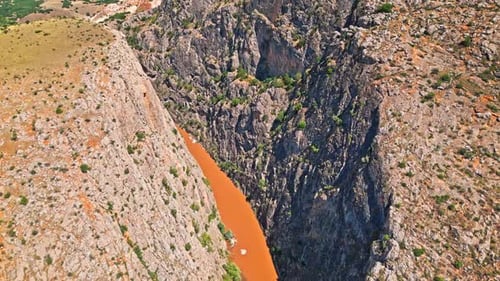 Rivière Brown qui traverse un vaste canyon - Vue aérienne 2K
